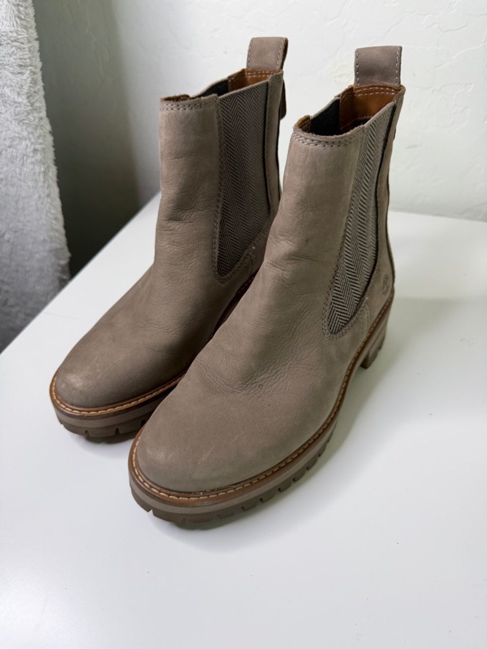 TIMBERLAND WOMEN'S  COURMAYEUR VALLEY CHELSEA BOOT TAUPE NUBUCK 7.5